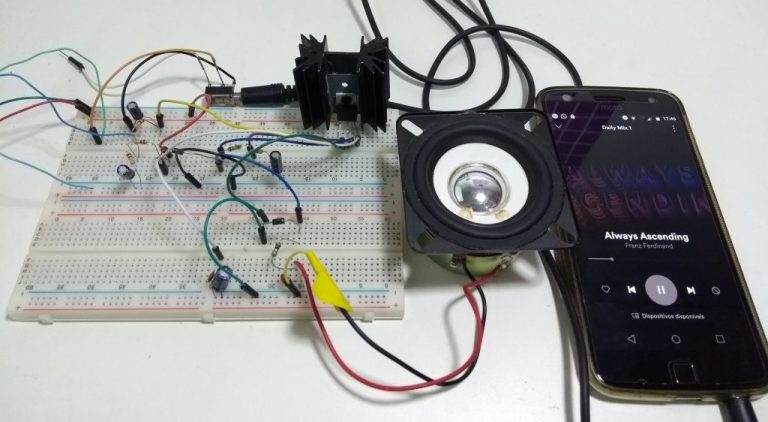 Circuito eletrônico em teste na protoboard.