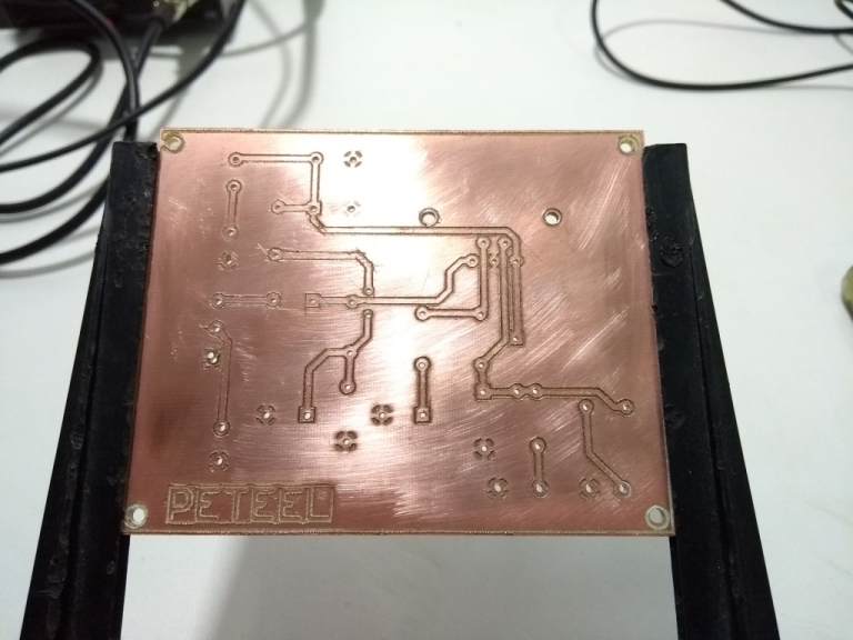 Placa de circuito impresso finalizada, sem os componentes.